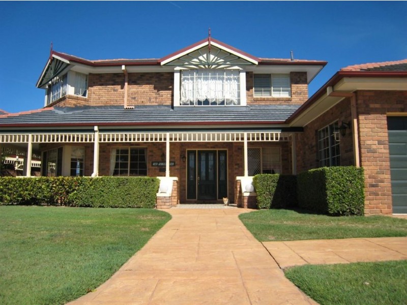 120 Santa Cruz Blvd, Clear Island Waters QLD 4226