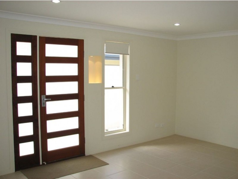 27 Drake Avenue, Paradise Point QLD 4216