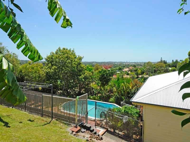 8 Paddington Drive, Carrara QLD 4211