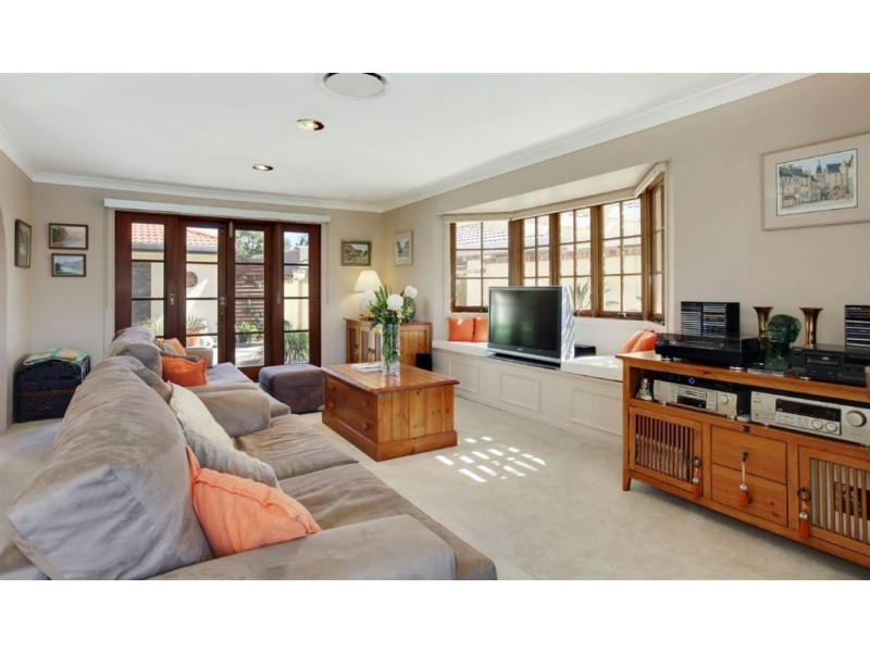 9 Argyle Crescent, Sorrento QLD 4217