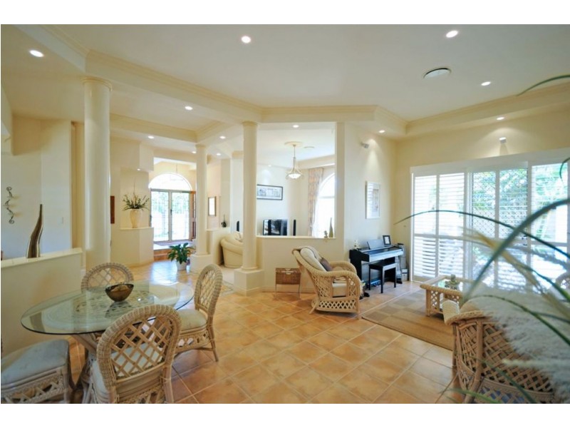 6 Barbara Way, Benowa Waters QLD 4217