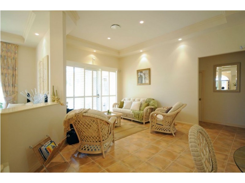 6 Barbara Way, Benowa Waters QLD 4217