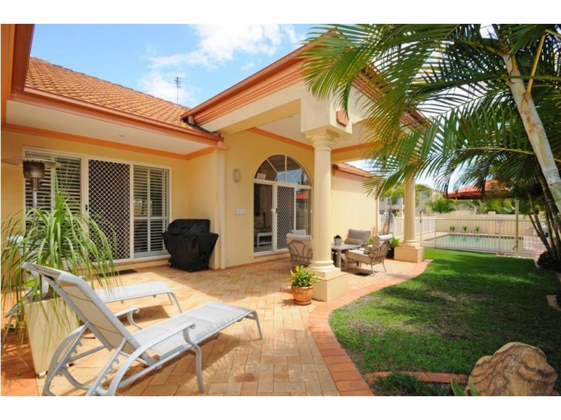 6 Barbara Way, Benowa Waters QLD 4217