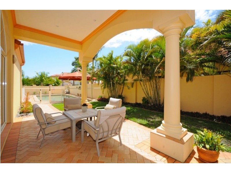 6 Barbara Way, Benowa Waters QLD 4217