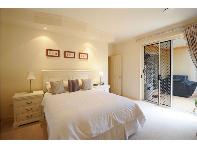 6 Barbara Way, Benowa Waters QLD 4217