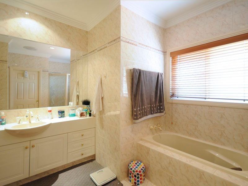 16 Sir Bruce Small Boulevard, Benowa Waters QLD 4217