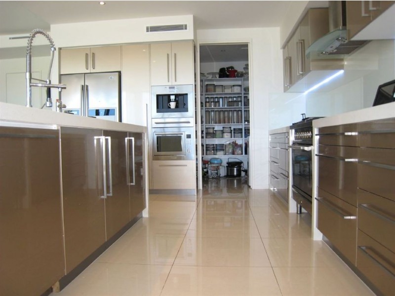 69 T E Peters Drive, Broadbeach Waters QLD 4218