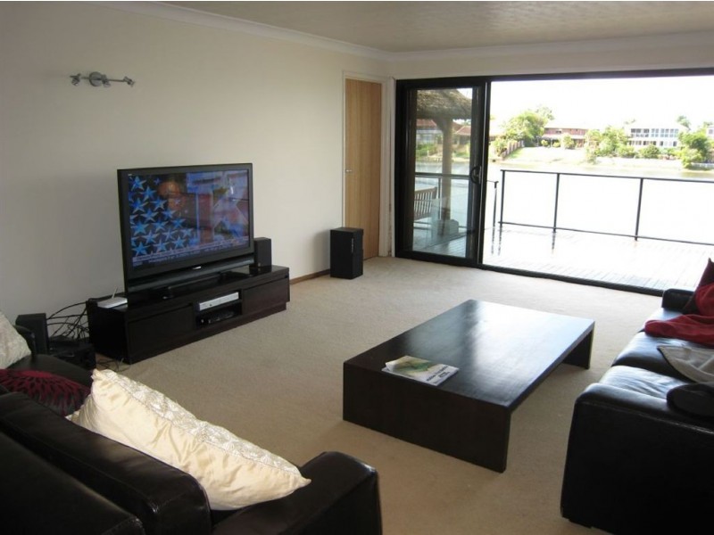 18 Delungra Street, Broadbeach Waters QLD 4218