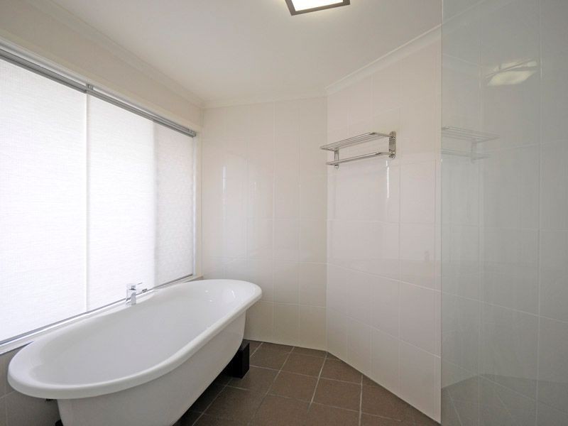 17 Marbella Drive, Benowa QLD 4217