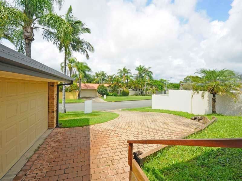 17 Marbella Drive, Benowa QLD 4217