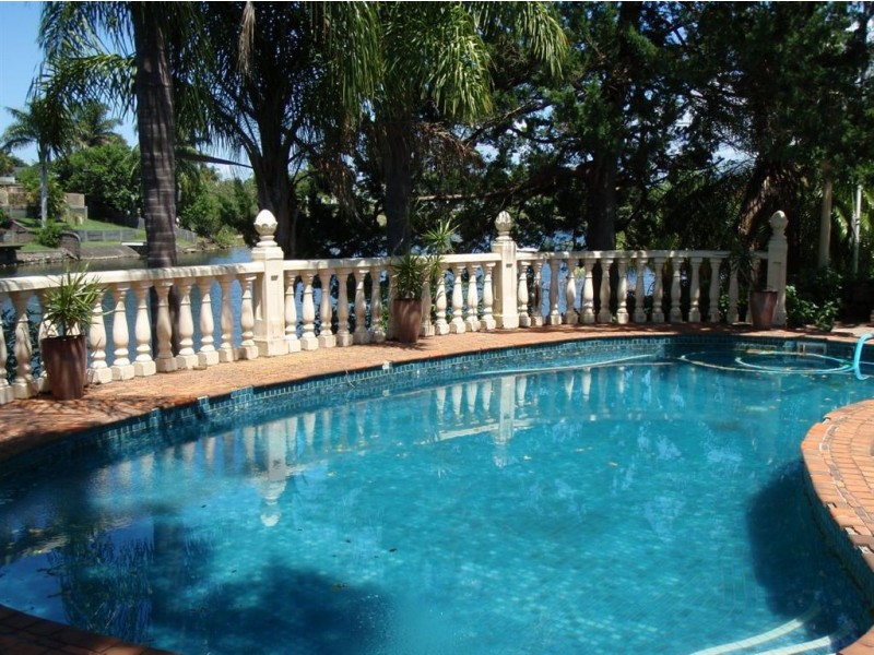 11 Naranja Crescent, Benowa Waters QLD 4217