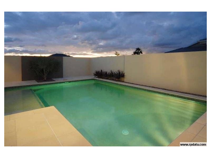 17 Rebholz Drive, Benowa Waters QLD 4217