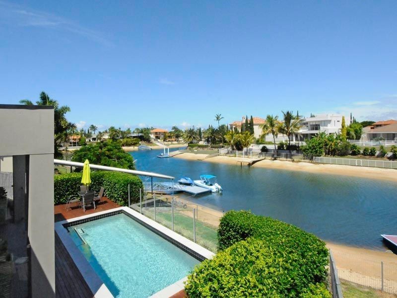 5 Selkirk Ave, Benowa Waters QLD 4217
