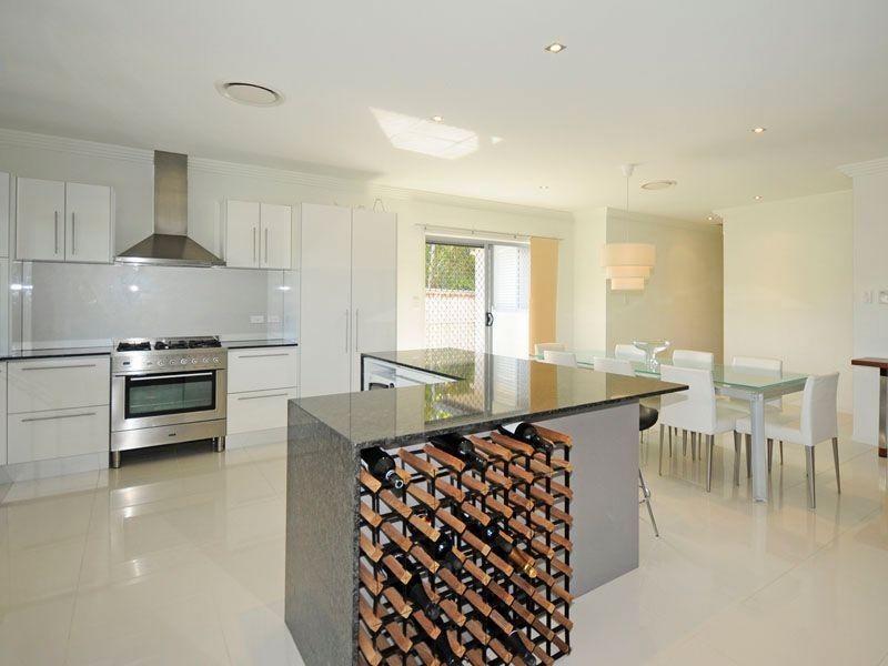 5 Selkirk Ave, Benowa Waters QLD 4217