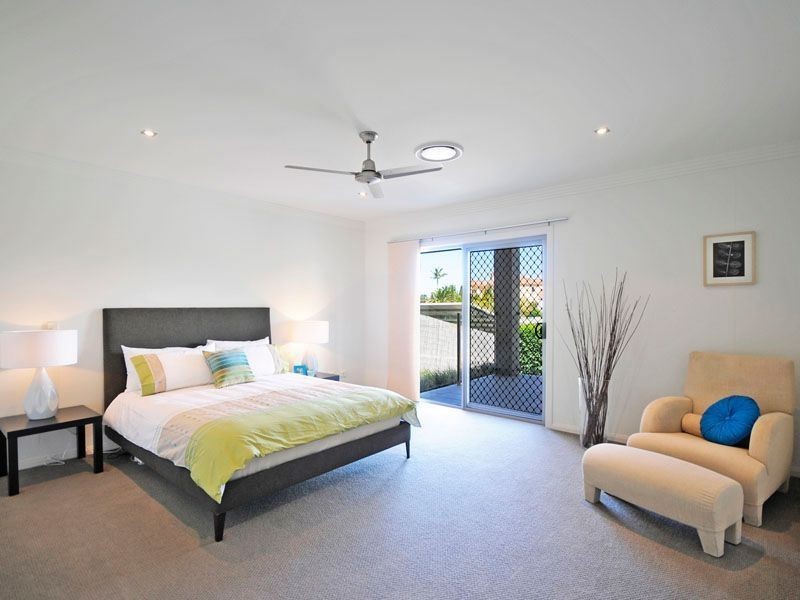 5 Selkirk Ave, Benowa Waters QLD 4217