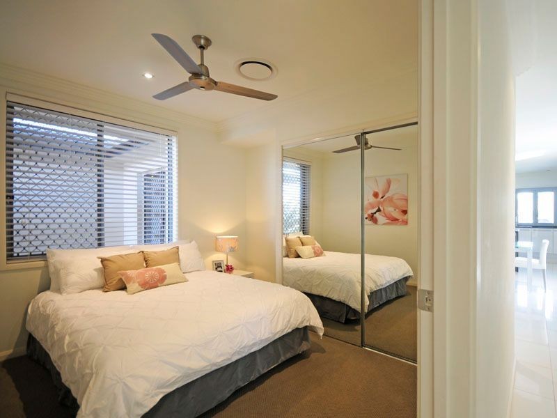 5 Selkirk Ave, Benowa Waters QLD 4217
