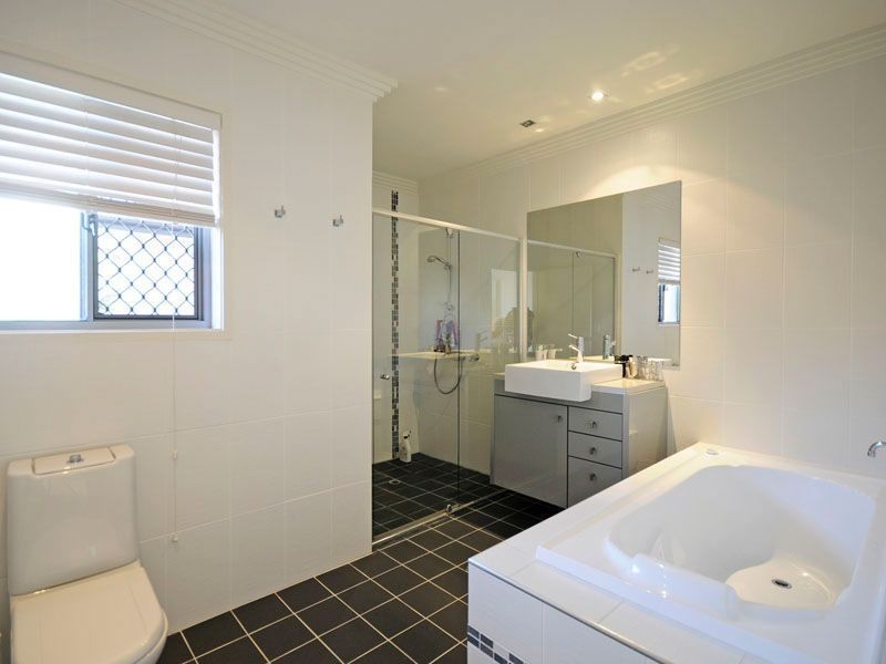 5 Selkirk Ave, Benowa Waters QLD 4217