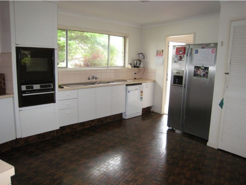 1 Sheridan Park Avenue, Broadbeach Waters QLD 4218