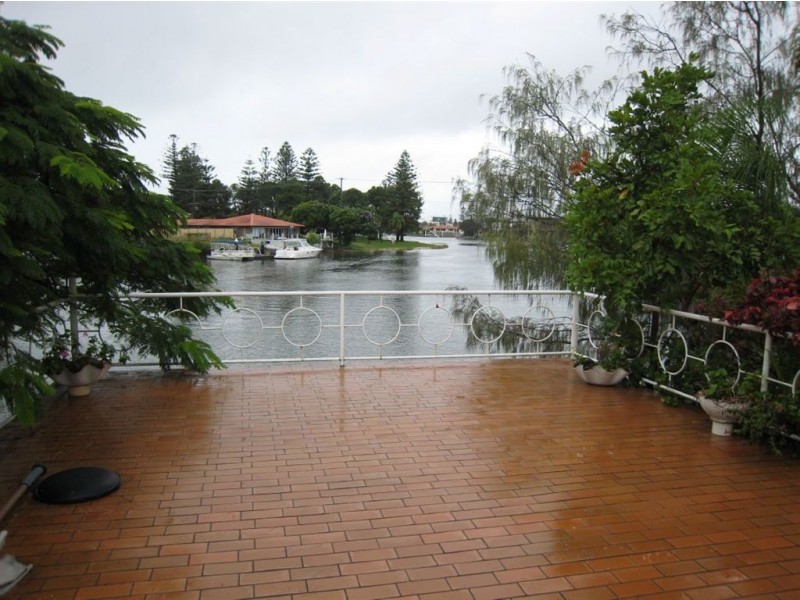 1 Sheridan Park Avenue, Broadbeach Waters QLD 4218