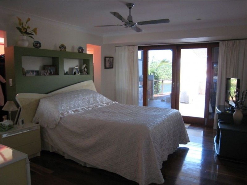 5 Savoy Drive, Broadbeach Waters QLD 4218