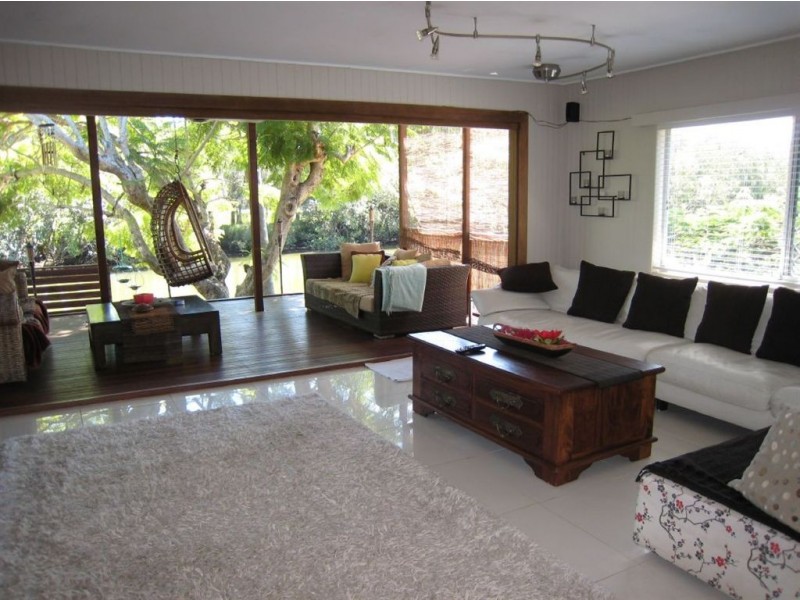 15 Costa Court, Broadbeach Waters QLD 4218