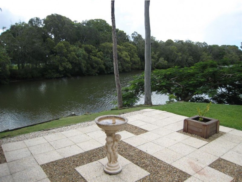 15 Costa Court, Broadbeach Waters QLD 4218