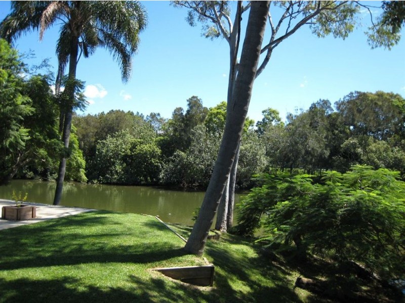 15 Costa Court, Broadbeach Waters QLD 4218