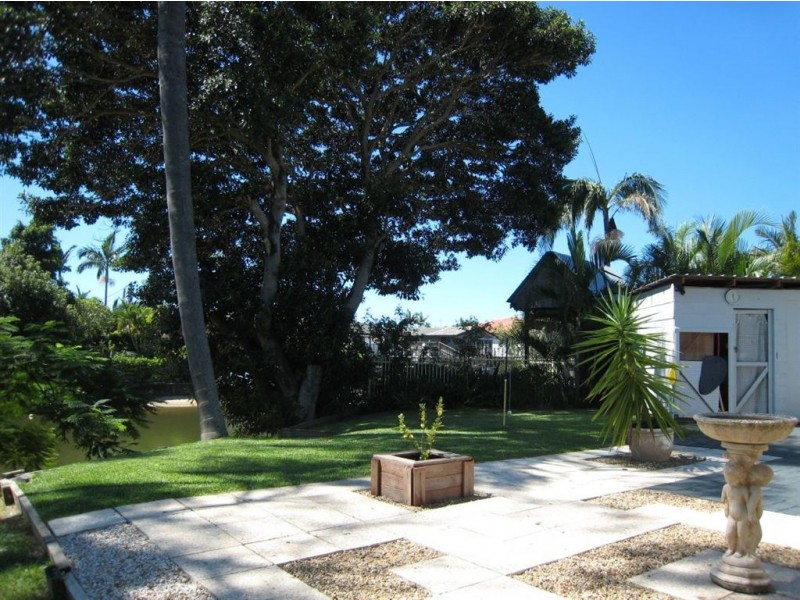 15 Costa Court, Broadbeach Waters QLD 4218