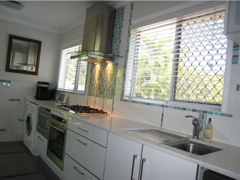 15 Costa Court, Broadbeach Waters QLD 4218