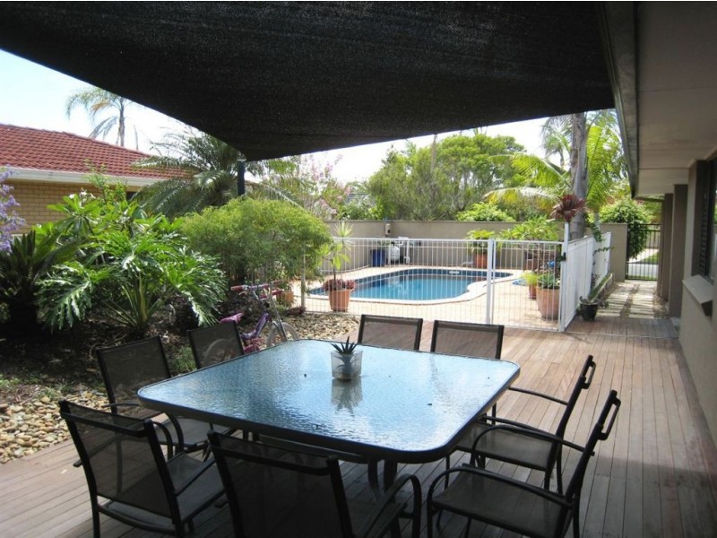 9 McIlwraith Ave, Sorrento QLD 4217