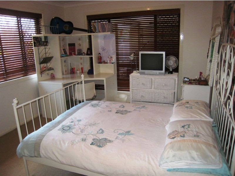 9 McIlwraith Ave, Sorrento QLD 4217