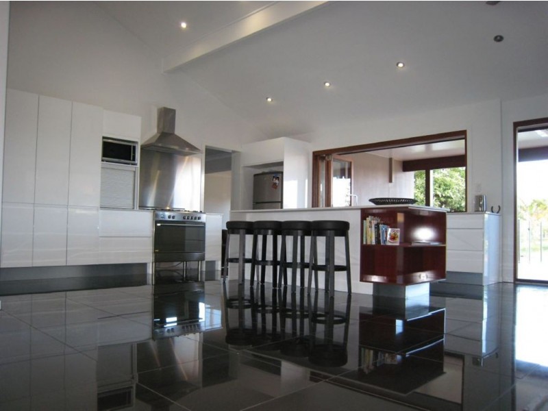 6 Sundowner Court, Mermaid Waters QLD 4218