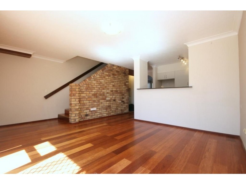 2/5 Aquila Court, Mermaid Waters QLD 4218