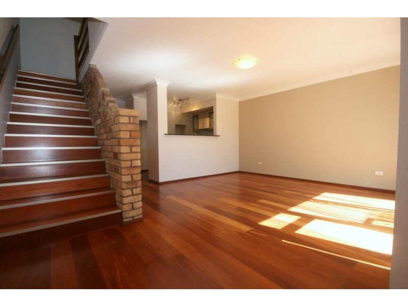2/5 Aquila Court, Mermaid Waters QLD 4218