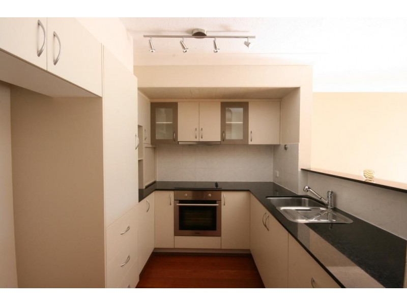2/5 Aquila Court, Mermaid Waters QLD 4218