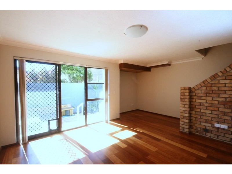 2/5 Aquila Court, Mermaid Waters QLD 4218