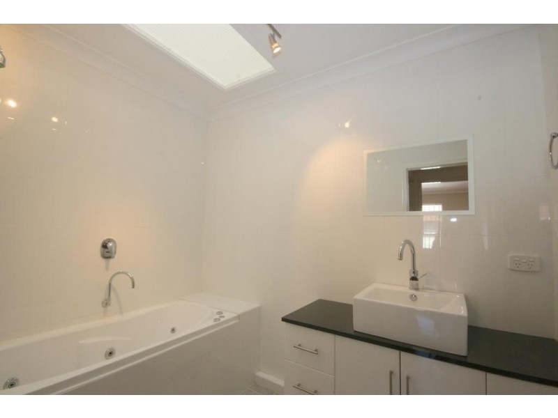 2/5 Aquila Court, Mermaid Waters QLD 4218