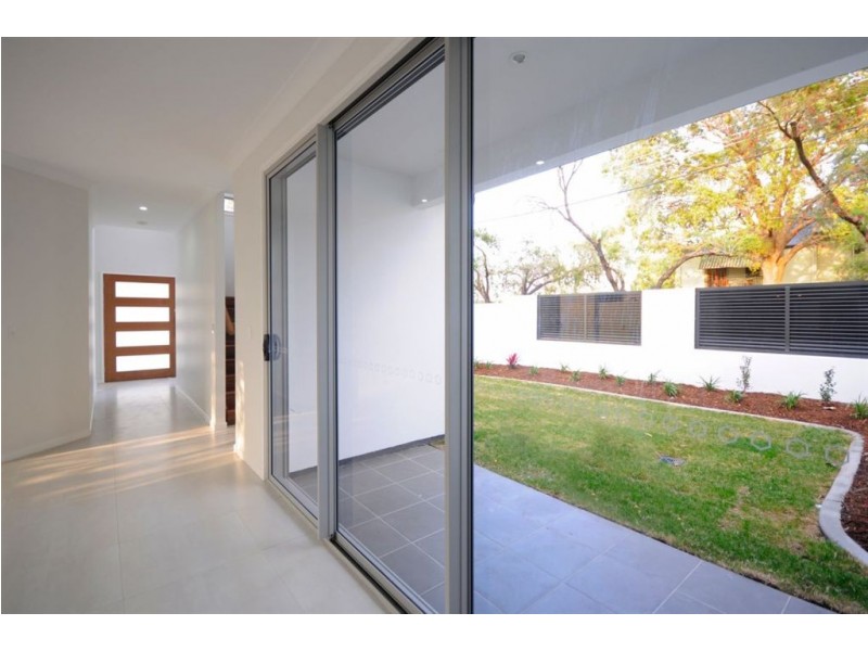 1/6 Sandown Avenue, Benowa QLD 4217