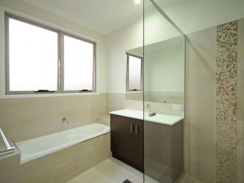 2/6 Sandown Avenue, Benowa QLD 4217