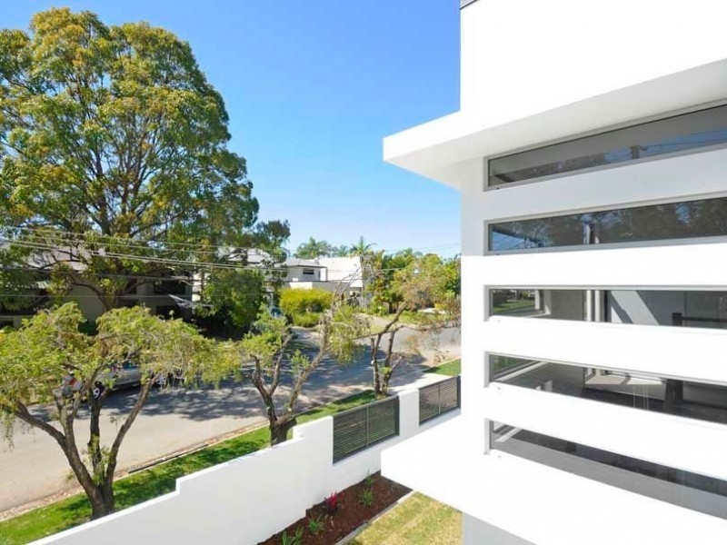 2/6 Sandown Avenue, Benowa QLD 4217