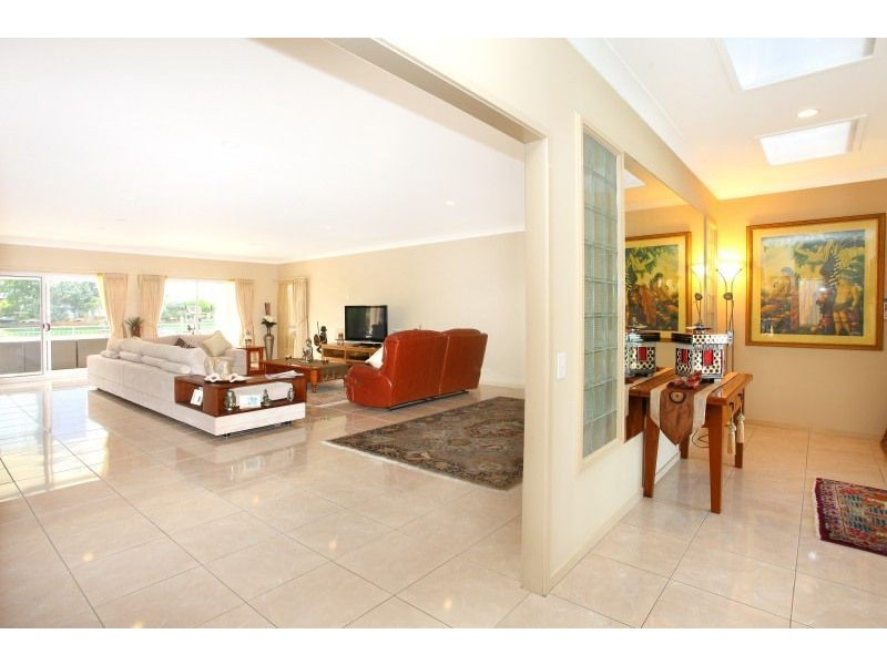 12 Sailaway Street, Mermaid Waters QLD 4218