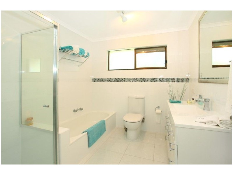 10 Evans Drive, Benowa QLD 4217