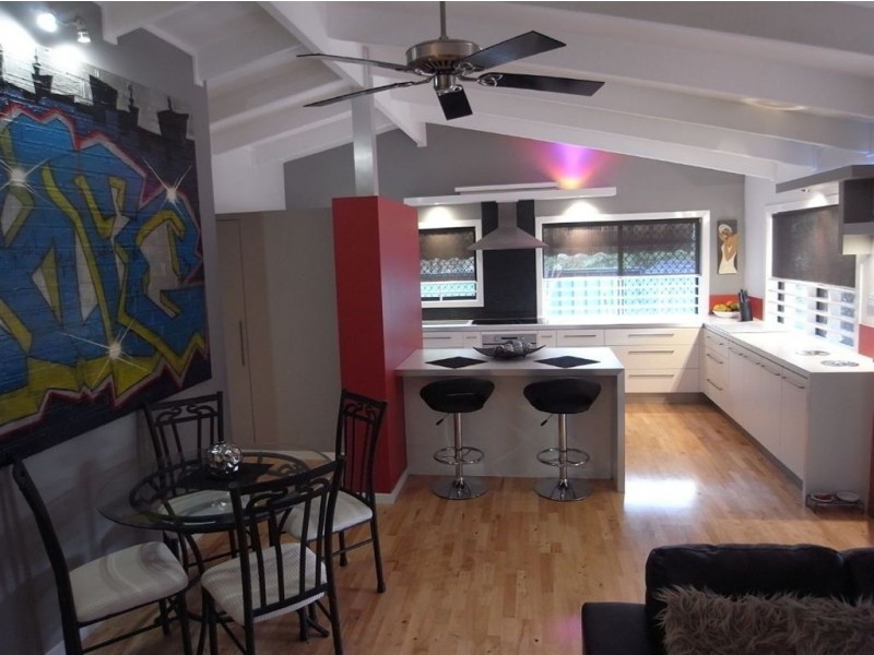 4 Theodore Place, Molendinar QLD 4214
