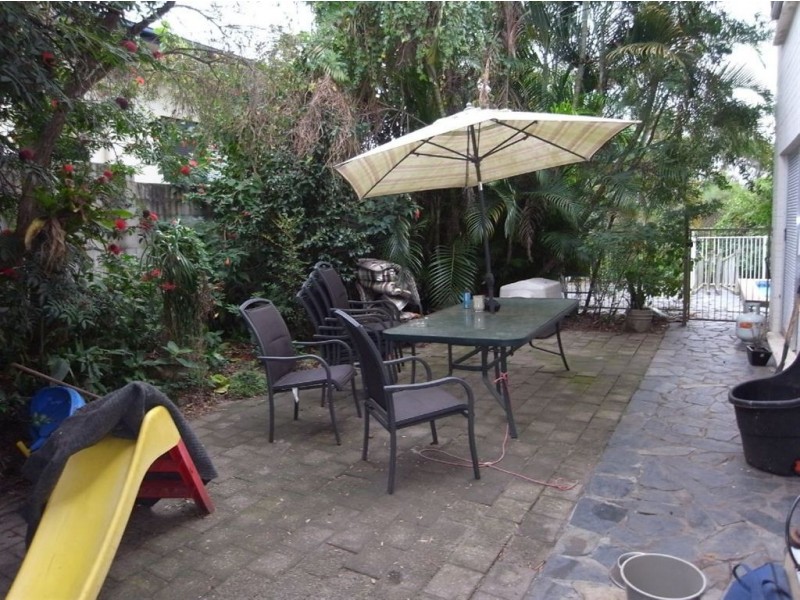 16 Petersen Avenue, Southport QLD 4215