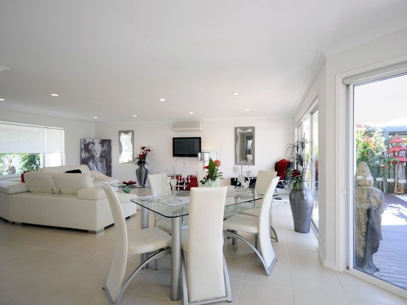 202 Rio Vista Blvd, Mermaid Waters QLD 4218