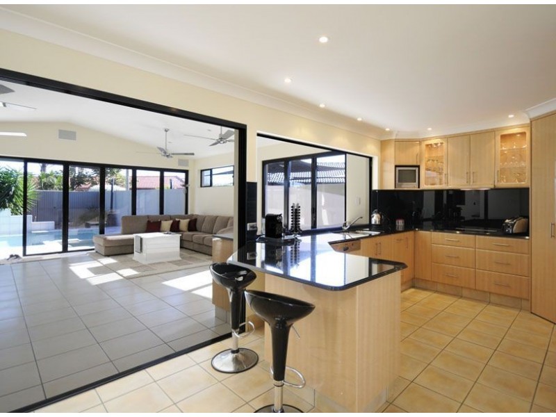 4 Reef Court, Mermaid Waters QLD 4218