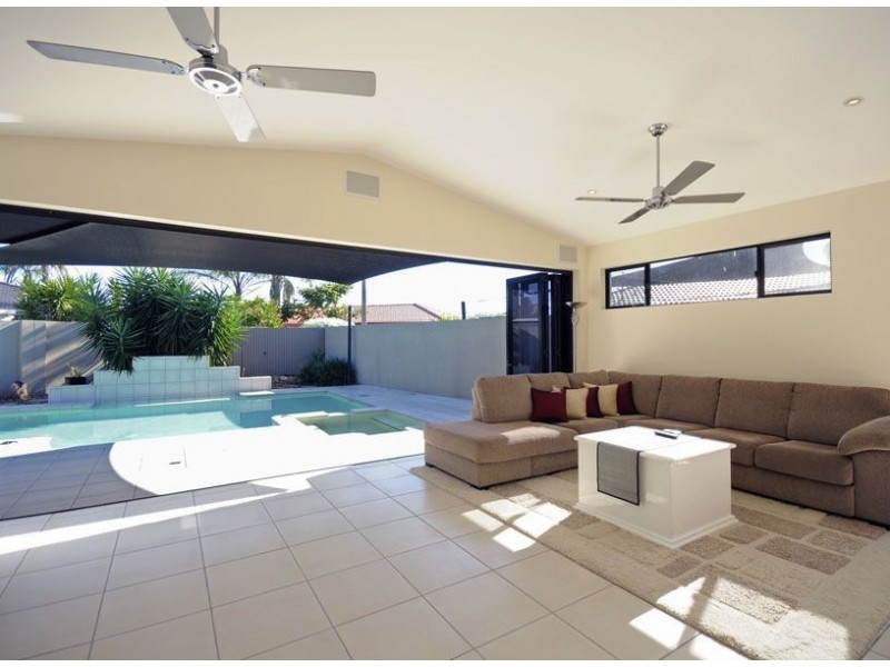 4 Reef Court, Mermaid Waters QLD 4218