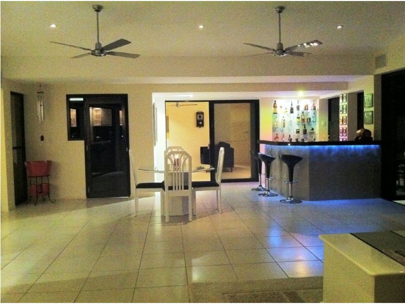 4 Reef Court, Mermaid Waters QLD 4218