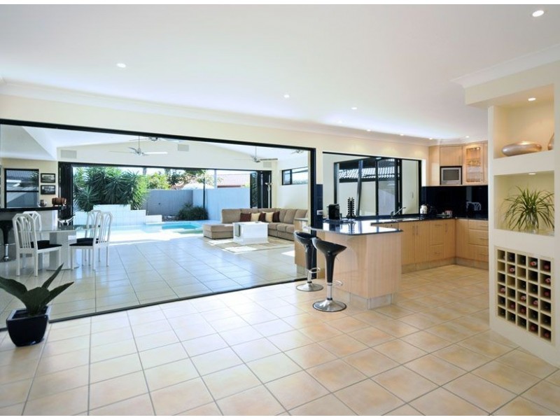 4 Reef Court, Mermaid Waters QLD 4218