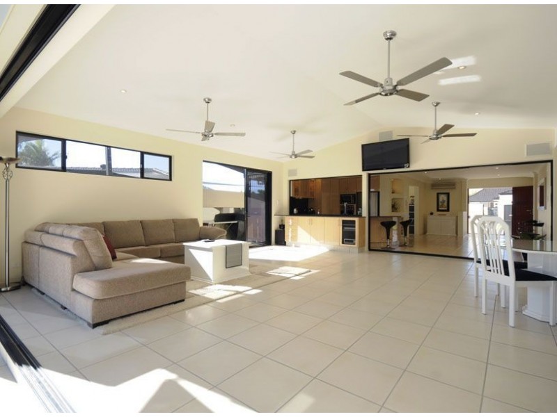 4 Reef Court, Mermaid Waters QLD 4218